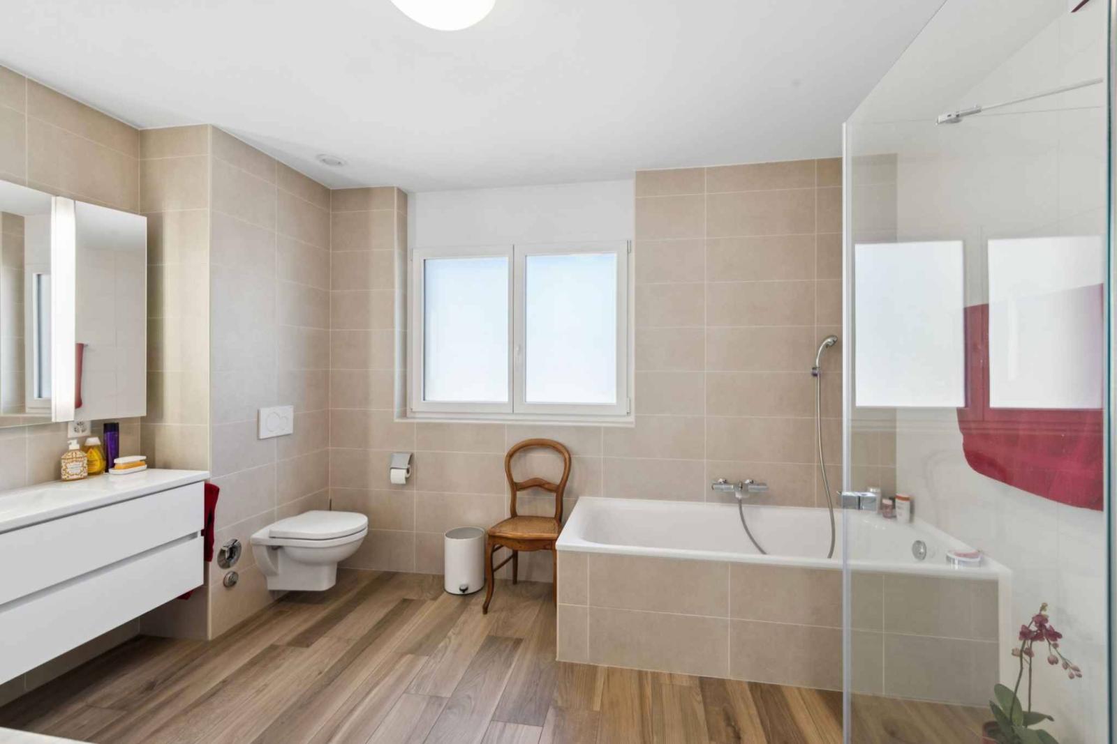 En exclusivité ! Immeuble mixte divisé en deux logements de plain-pied