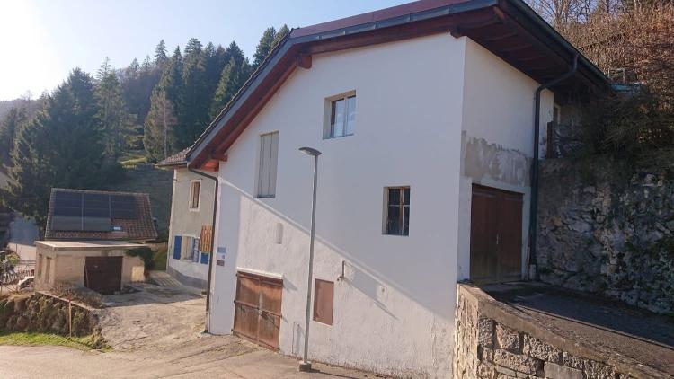 2113 Boveresse/NE Verkauf eines großen Dorfhauses mit 2 Wohnungen und 2 Garagen
