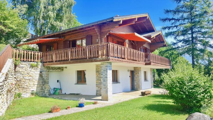 Magnifique chalet avec vue spectaculaire, niché dans un cadre paisible