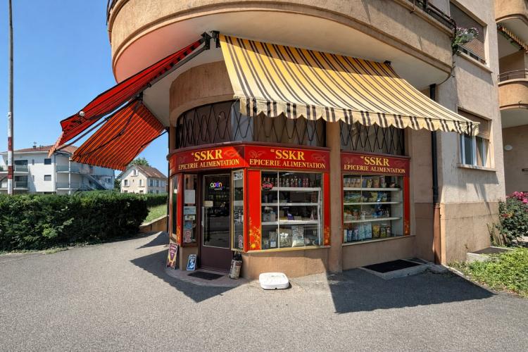 Local commercial et appartement de 2.5 pièces