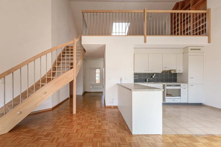 Charmant attique avec mezzanine et terrasse