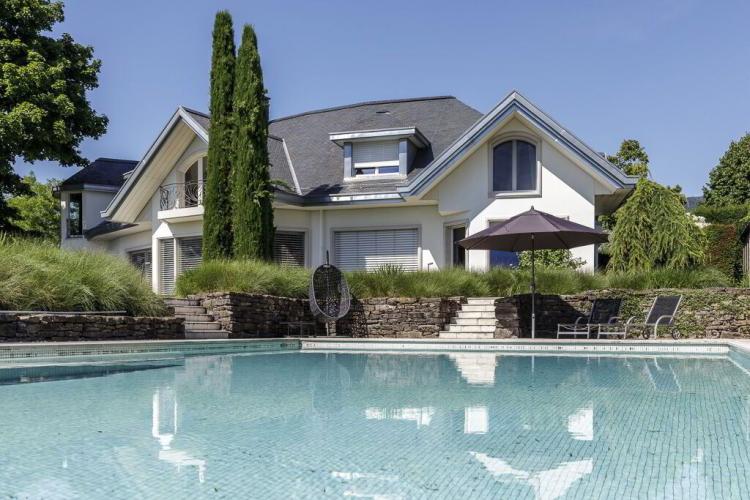 Luxury property, unobstructed views and unique location !