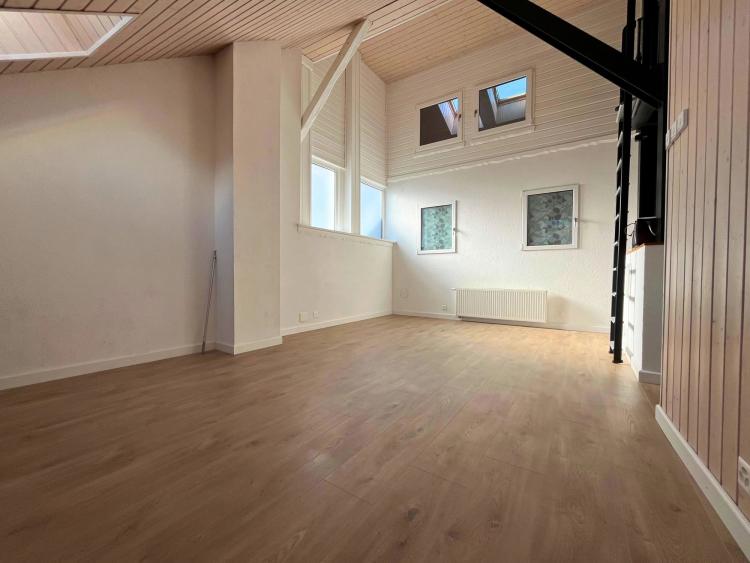 Completely refurbished 4.5-room apartment on 3rd floor