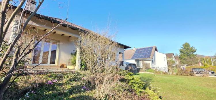 Lumineuse maison de 4.5 pièces avec fort potentiel et grands garages