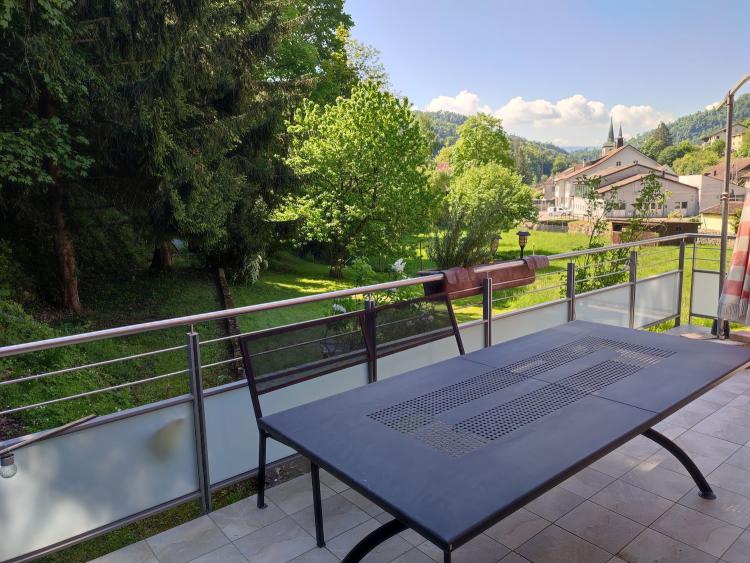 Haus mit zwei Wohnungen, Garage, Schuppen und Terrasse