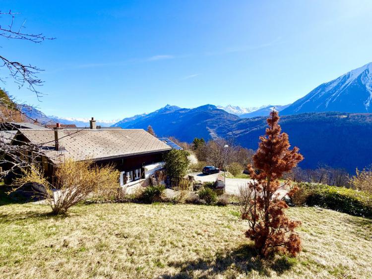 Charmant chalet mitoyen avec vue exceptionnelle à Ravoire, 5 minutes de Martigny