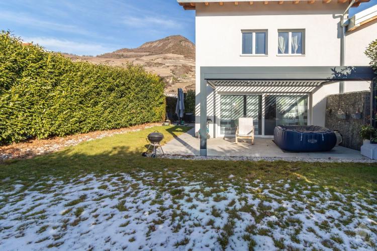Villa moderne de 6 pièces contiguë avec de beaux espaces extérieurs