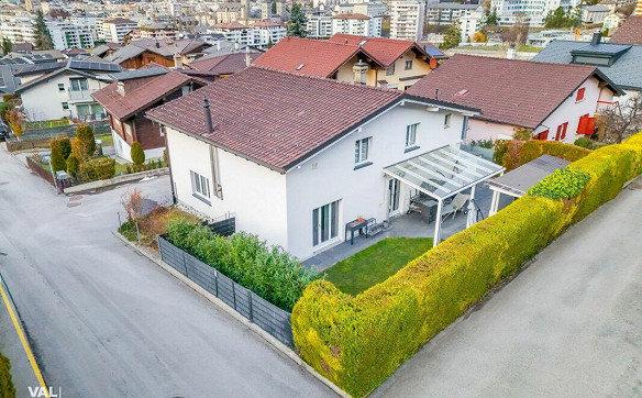 Grosszügiges Einfamilienhaus mit privatem Garten und viel Ruhe
