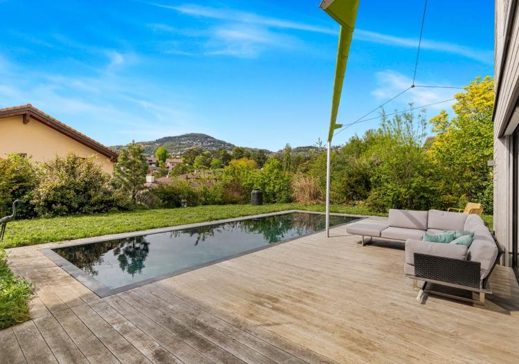 Villa individuelle avec magnifique piscine dans quartier résidentiel