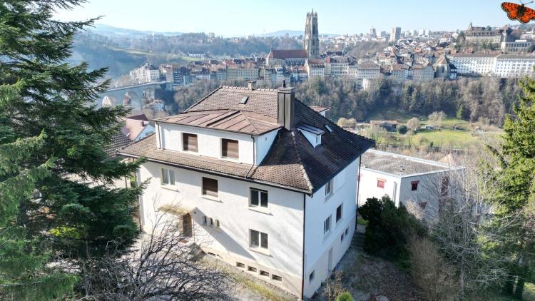 Maison de 3 logements avec vue panoramique (vente sur appel d'offres)
