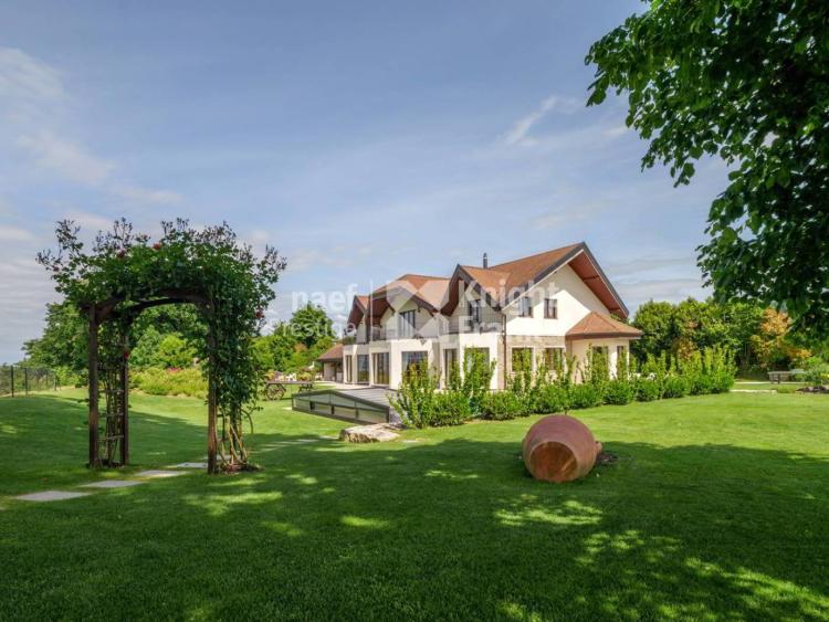 Propriété d'exception avec vue imprenable sur le lac de Neuchâtel à vendre à Chabrey