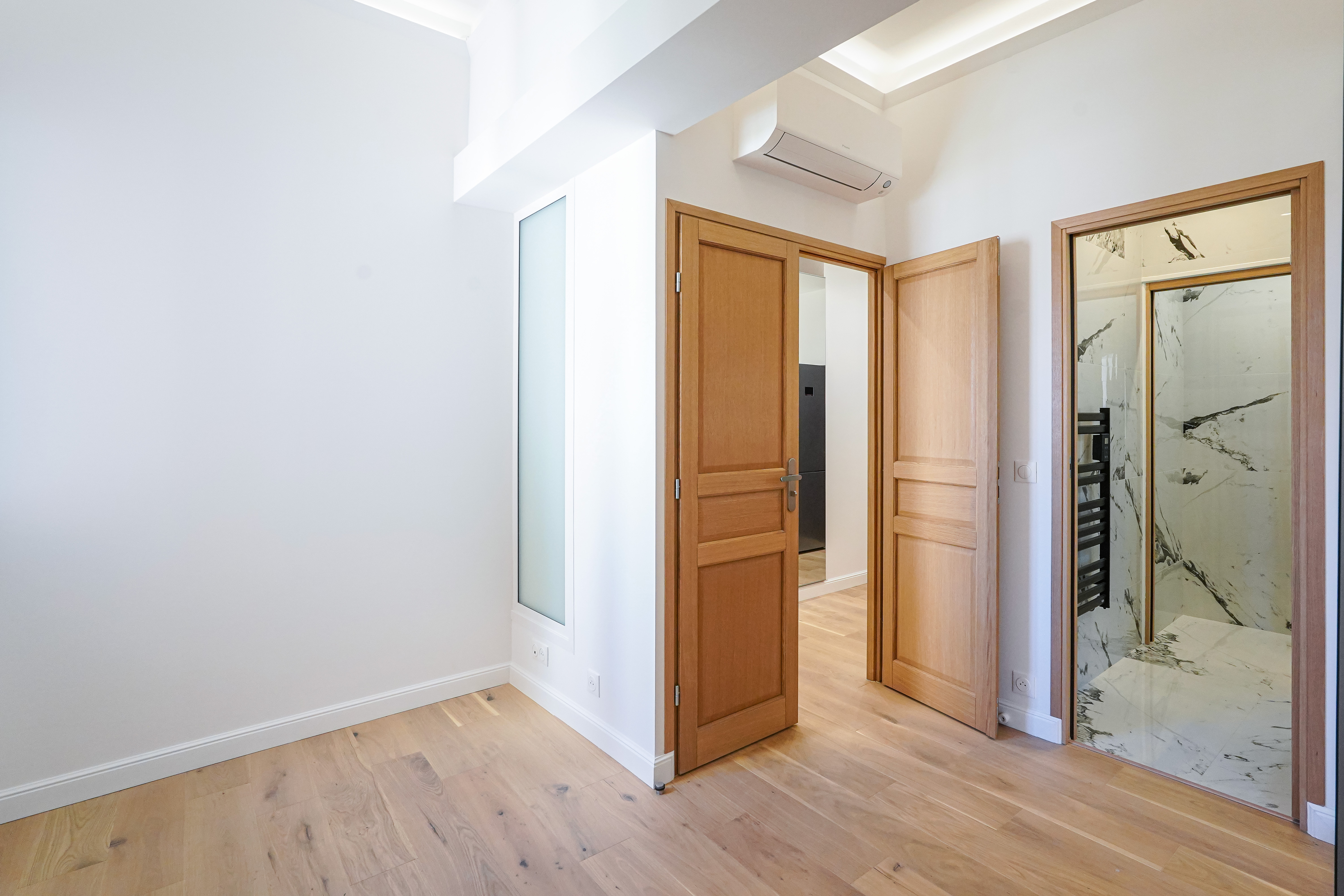 rE6Pv_chambre-barnes-valeri-agency-monaco-1774610672.jpg