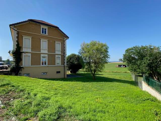 Mietshaus mit Wohn- und Gewerbebereich