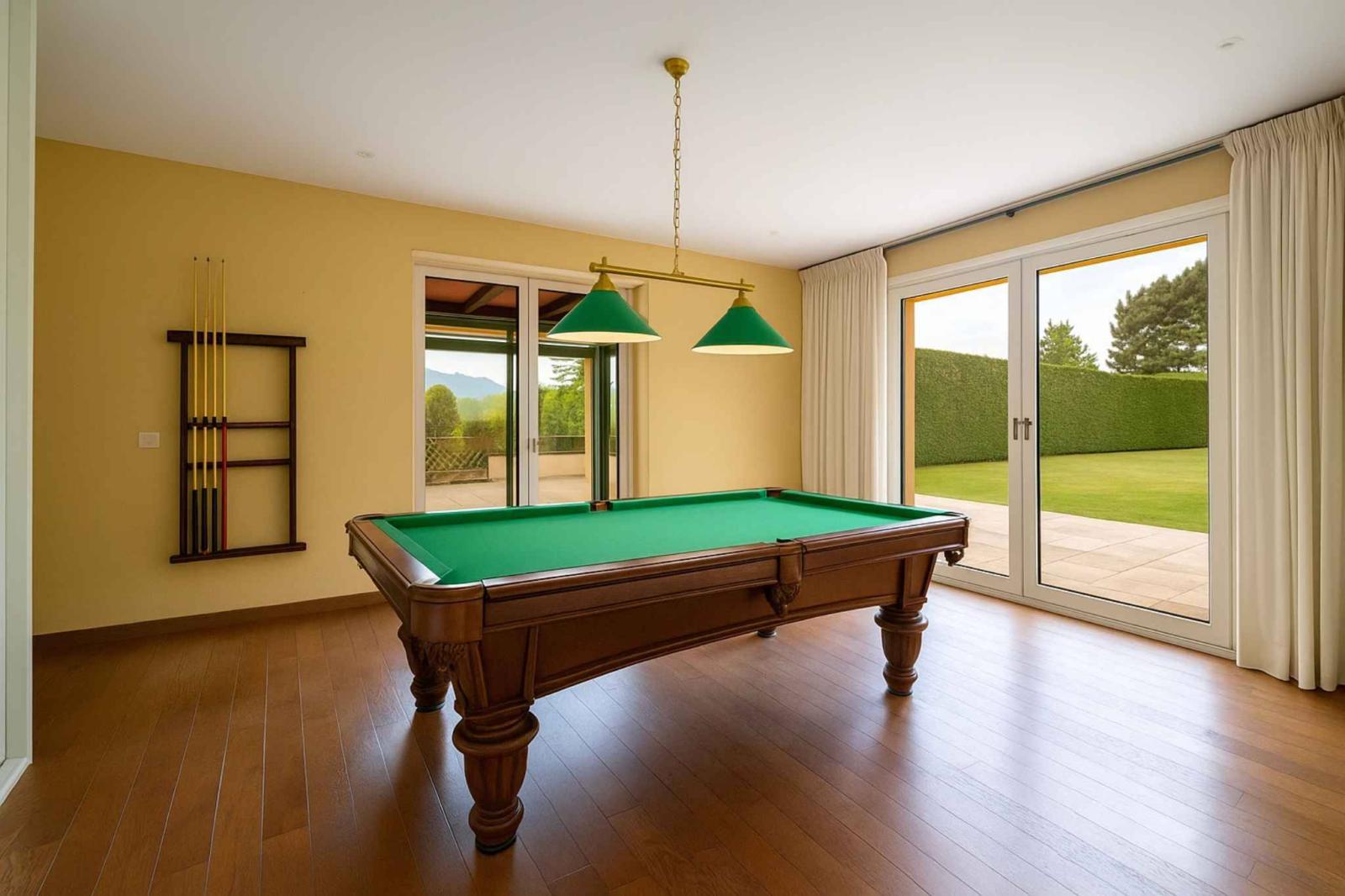 Villa familiale avec vue sur le lac, piscine intérieure et grand jardin