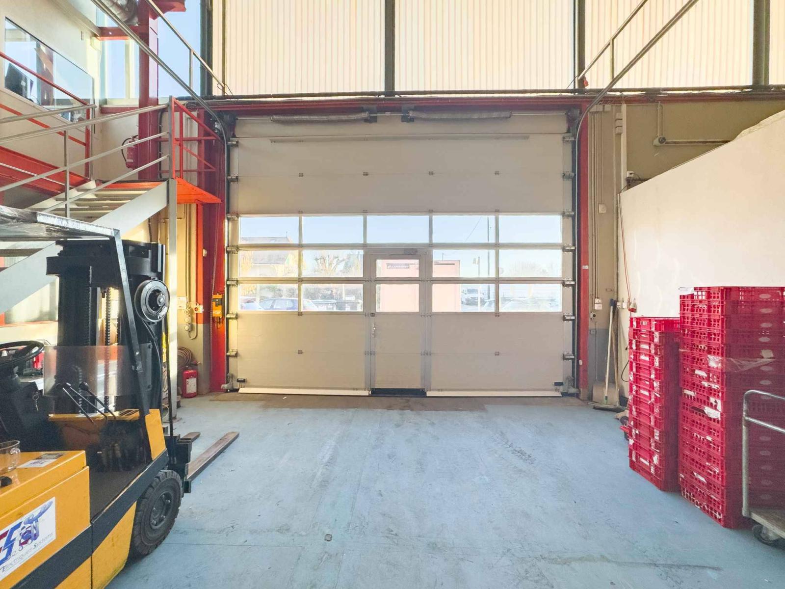 Atelier / logistique avec grande hauteur et mezzanine – Meyrin