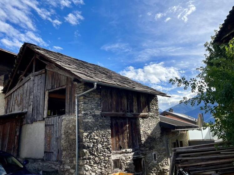 Grange à aménager, sur 3 niveaux, au coeur du village