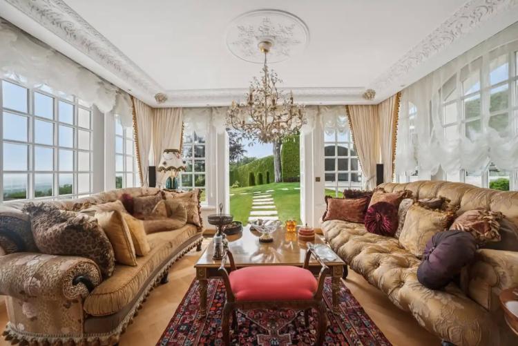 Prestigious Property with Pool, Privacy, and Lake View