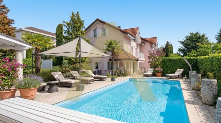 Une villa aux volumes exceptionnels, à deux pas de la plage