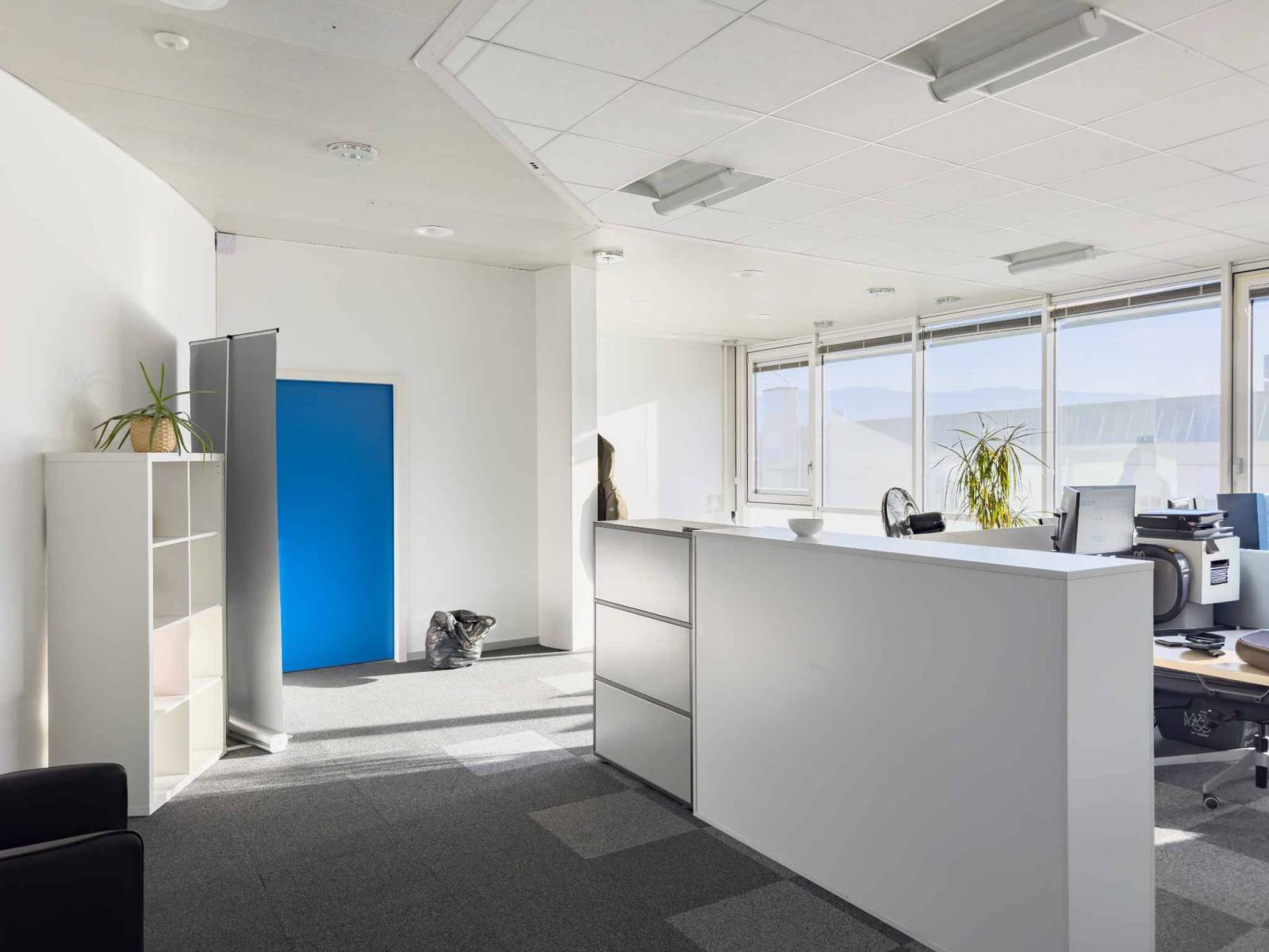 Bureau de 283 m² au 1er étage d’un bâtiment industriel au Lignon