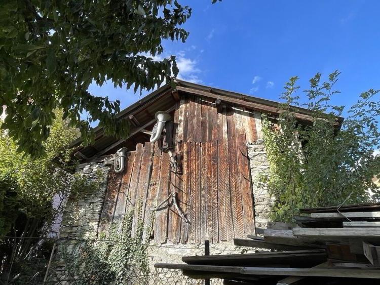 Grange à aménager, sans mitoyenneté, au coeur du village