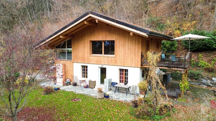 Chalet atypique de 140 m2 sur une parcelle de 19'881 m2