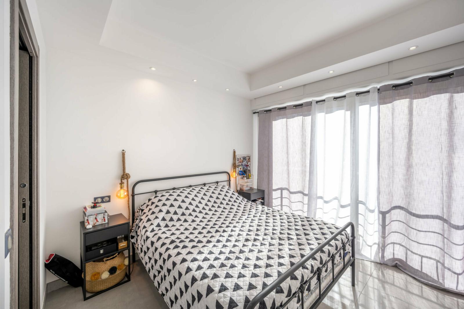 Appartement rénové dans un immeuble moderne au cœur de la Condamine