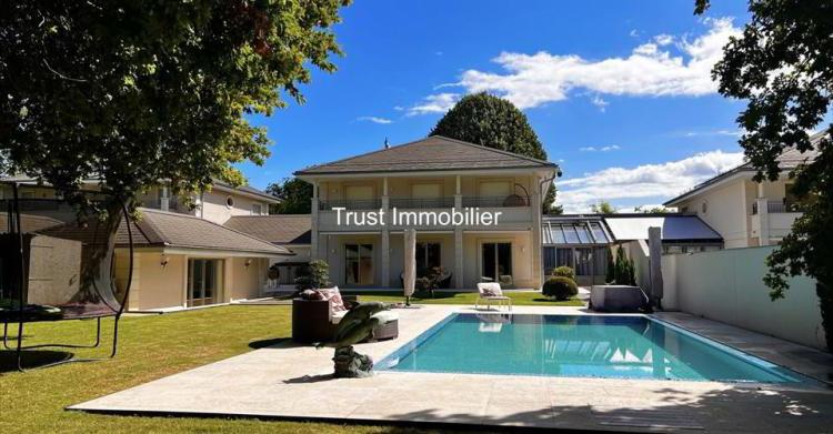 Maison contiguë 11 pièces
