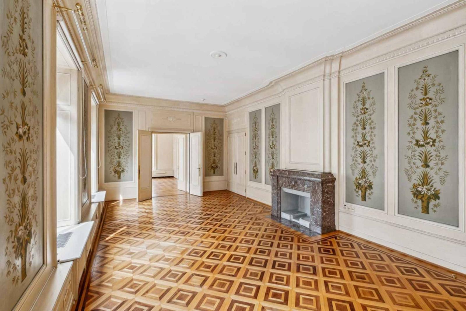 Immeuble administratif rénové d'environ 1300m2 - Quartier des Banques