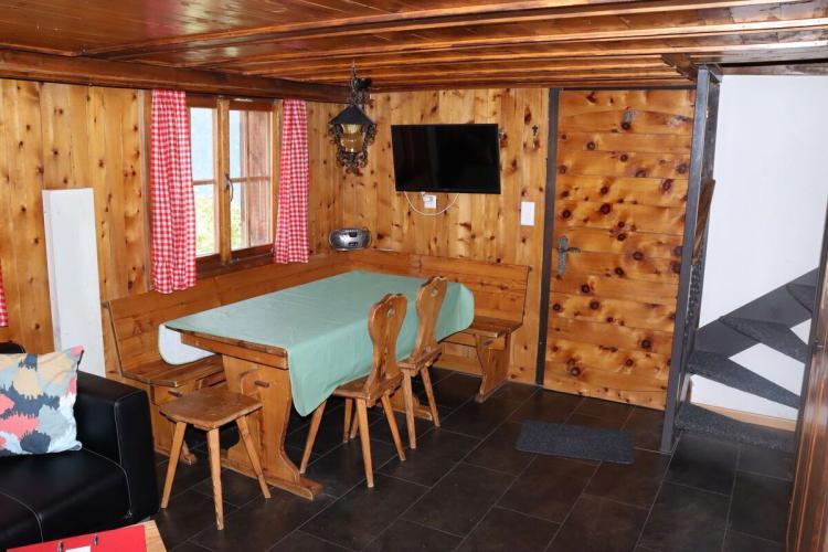 Charmant chalet valaisan avec garage et vue panoramique à Oberems