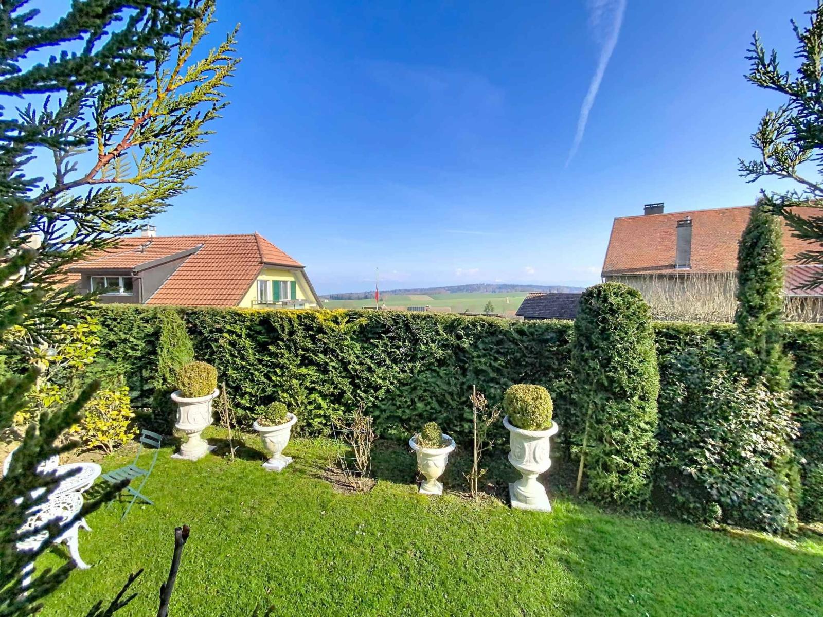 SUPERBE APPARTEMENT AVEC GRAND JARDIN, TERRASSE ET VUE SUR LE LAC ET LES ALPES