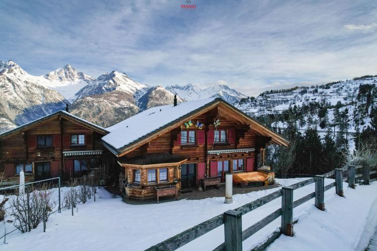 Maison alpine en bois de mélèze de 6,5 pièces avec vue fantastique sur les Alpes