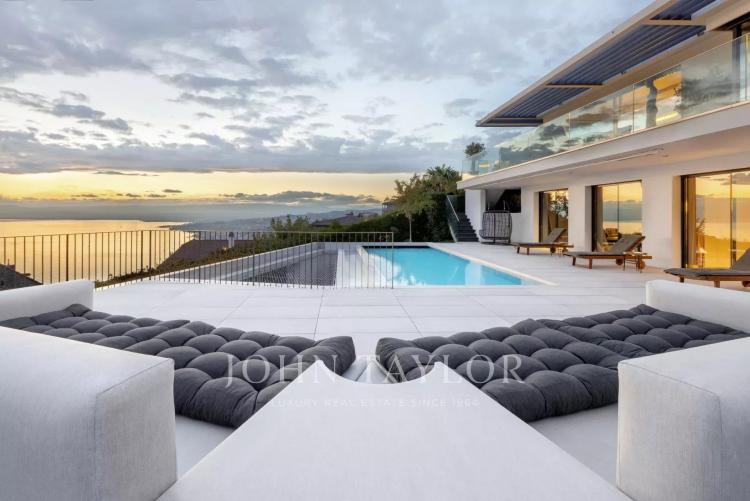 Villa contemporaine avec vue d'exception