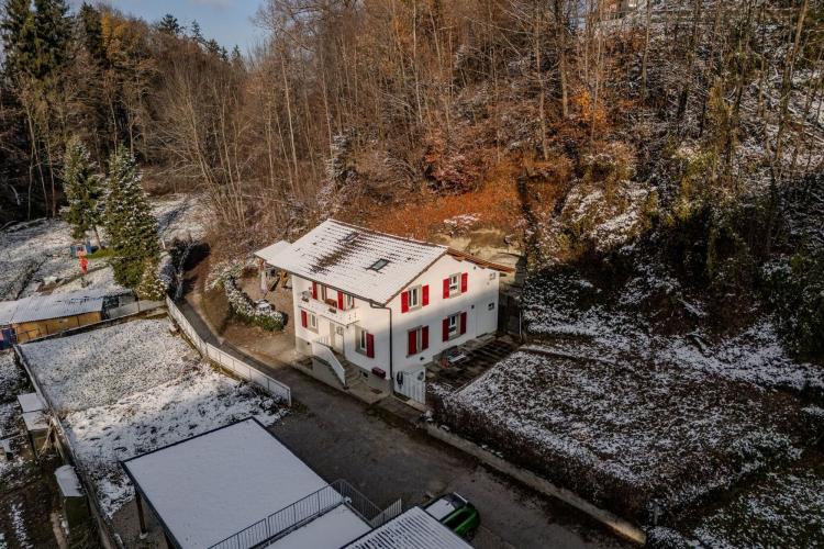 Maison à deux parties modernisée avec beaucoup d’espace extérieur