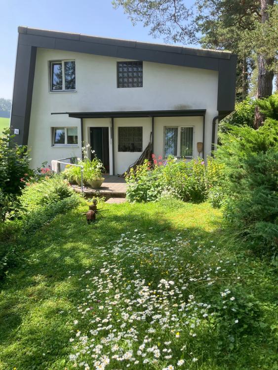 Prächtiges Einfamilienhaus mit 5 Zimmern und Panoramablick in Develier