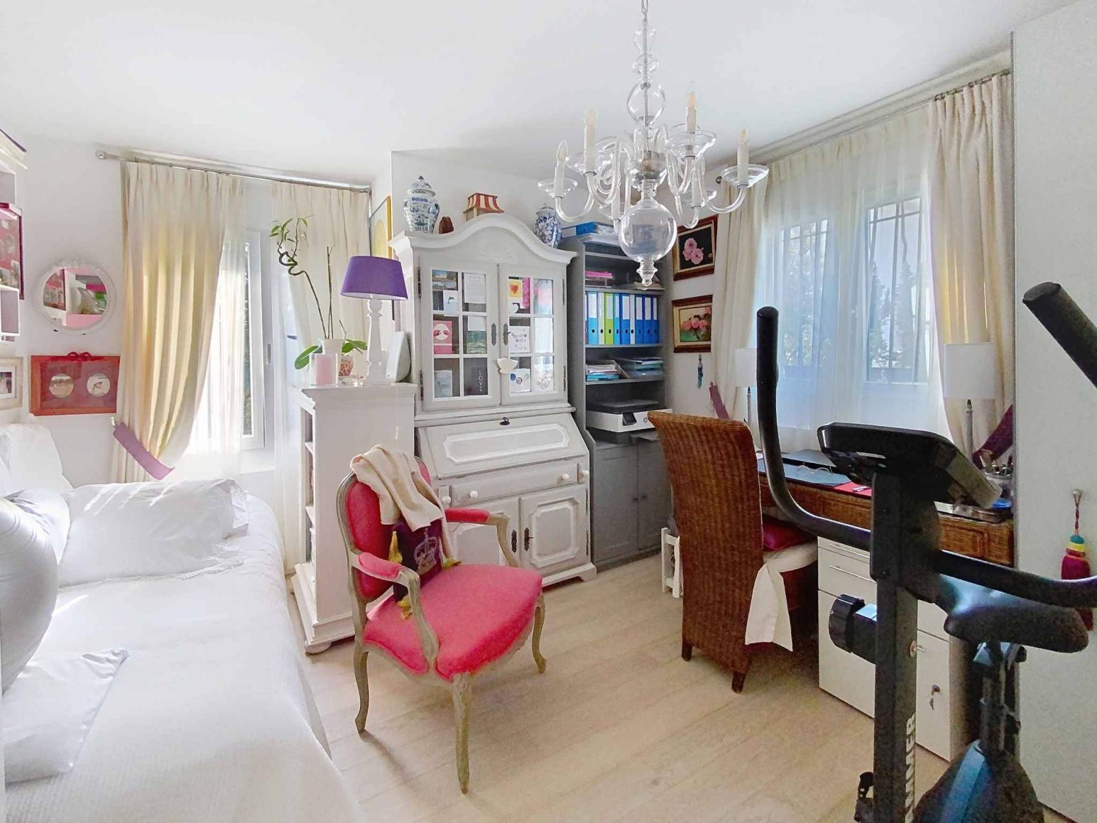 SUPERBE APPARTEMENT AVEC GRAND JARDIN, TERRASSE ET VUE SUR LE LAC ET LES ALPES