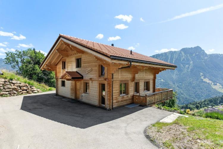 Splendid chalet with breathtaking views of the Alps, private access