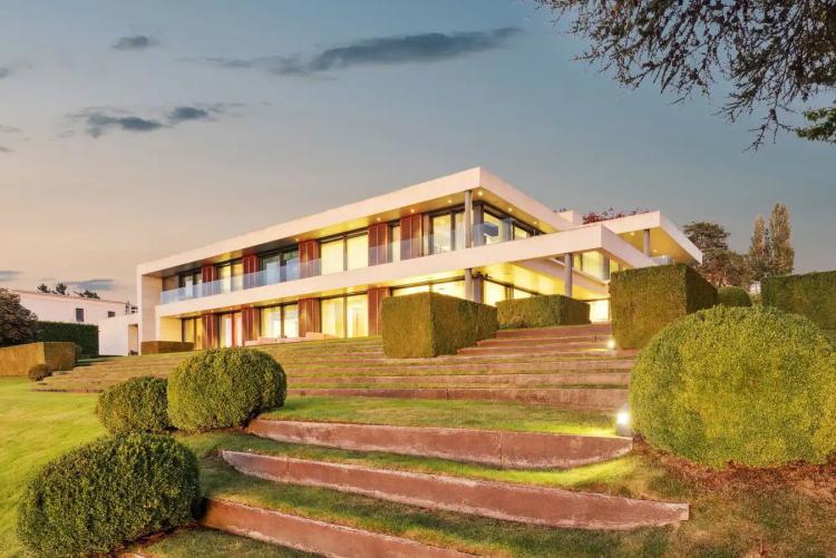 Wunderschöne moderne Villa direkt am Wasser
