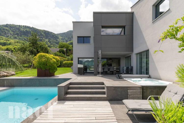 Maison d’architecte de 7.5 pièces avec piscine et jacuzzi dans un cadre verdoyant à vendre à Collombey-Muraz