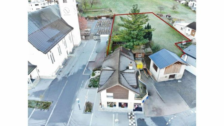Investissement rentable à Agarn – Magasin, appartement de 5,5 pièces et parcelle généreuse de 1 097 m²
