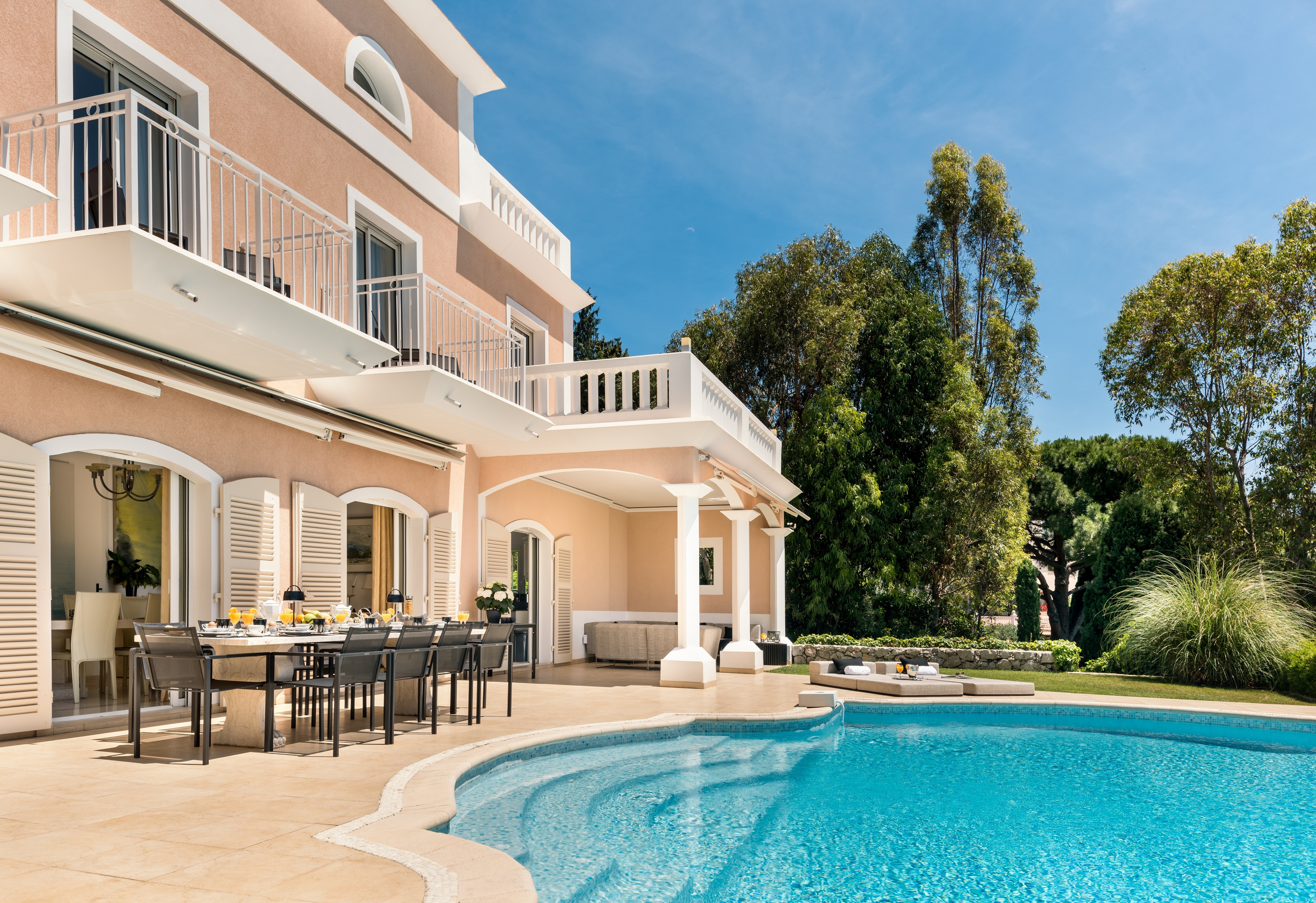 UG5fU_villa-monaco-02.heated-pool-1646045176.jpg
