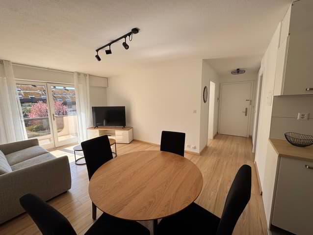 Bel appartement meublé de 2,5 pièces avec balcon à Brent