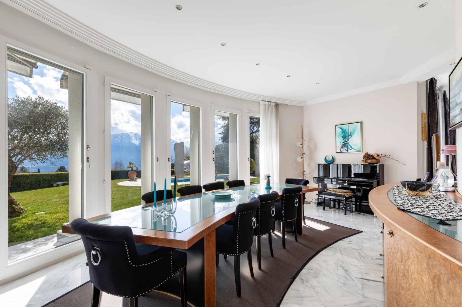 Unique Propriété de 8.5 pièces avec vue panoramique et piscine