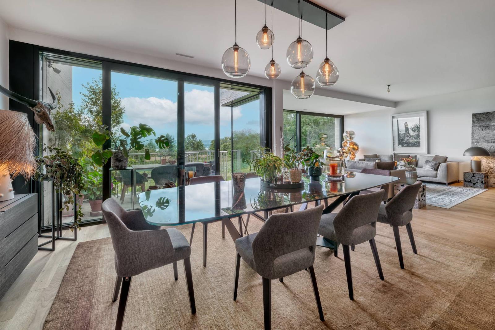 EN EXCLUSIVITÉ - duplex de 5 chambres avec terrasses, jardins et vue lac