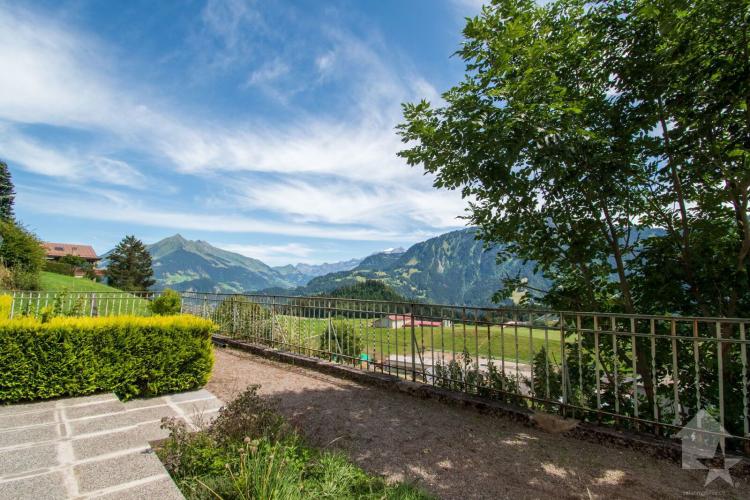 Duplex de 5.5 pièces avec jardin au centre de Leysin