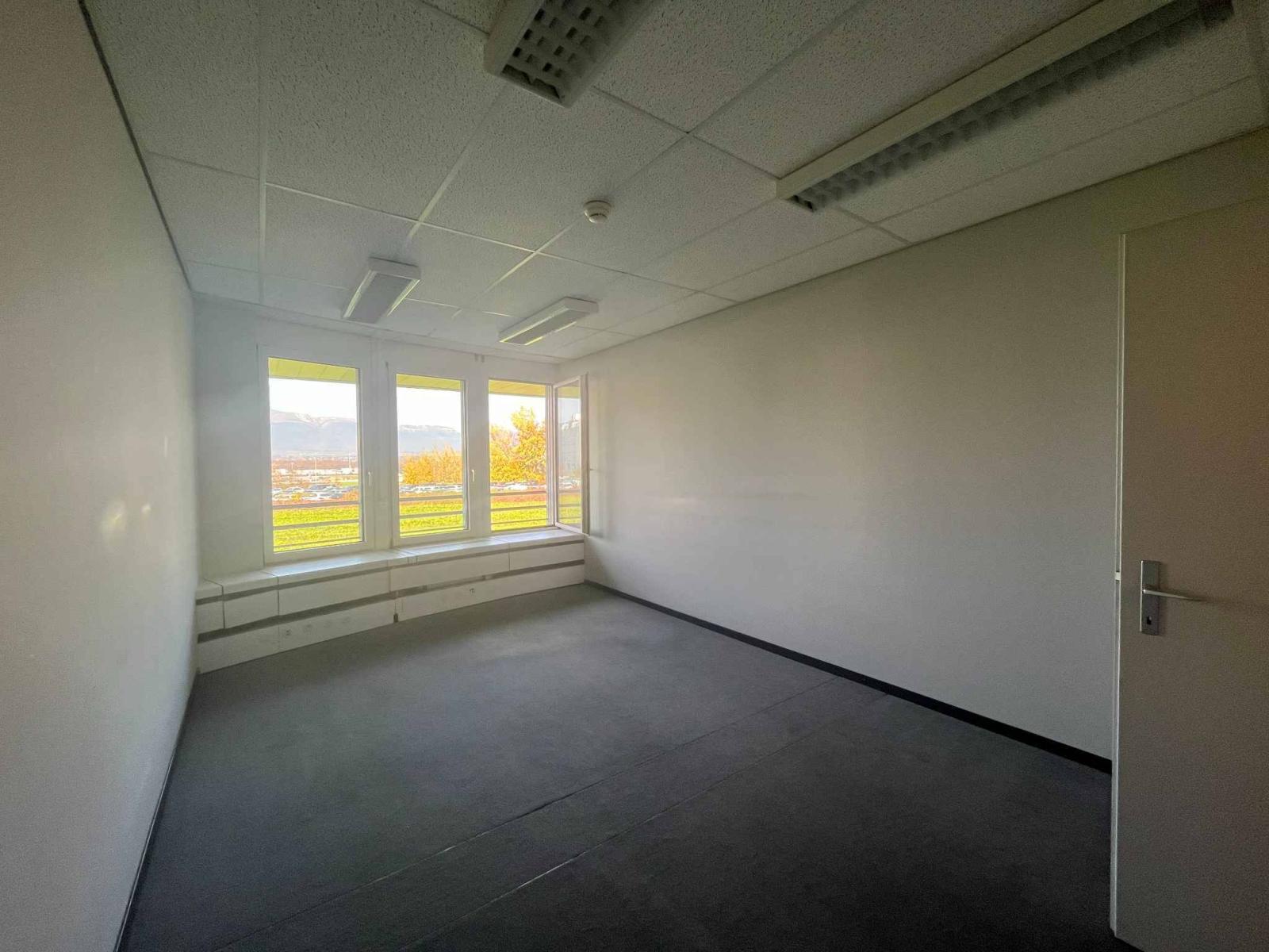Bureaux 480m2 lumineux à proximité de l'aéroport et de la Place des Nations