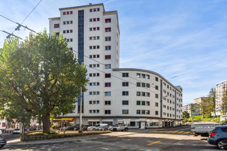 Spacieux appartement de 4 pièces au 8ème étage avec ascenseur