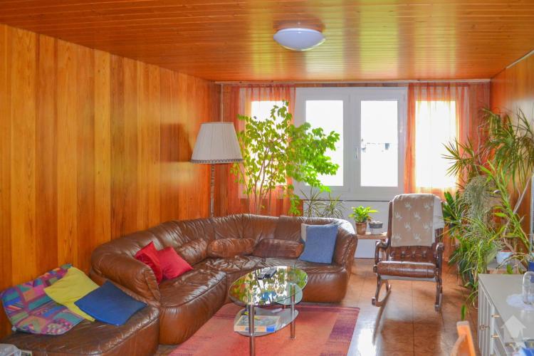 Appartement de 4,5 pièces de 80 m2 au 2ème étage d’un petit immeuble.
