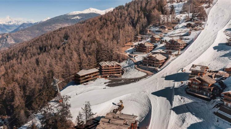 ATTIQUE SKI-IN/SKI-OUT