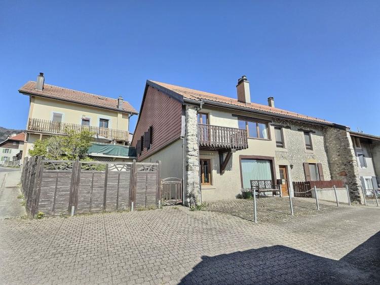 Grande maison familiale villageoise rénovée