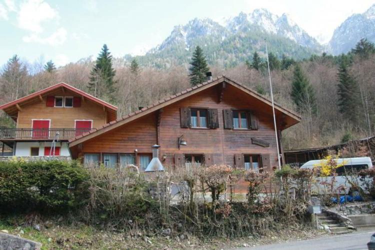Grand Chalet de 5 1/2 pièces d'env. 136 m2 habitables sur parcelle aménagée de 781 m2